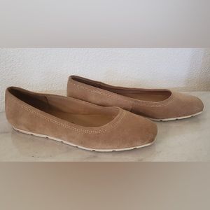 Anne klein ballet flats!! in tan suede size 7.5